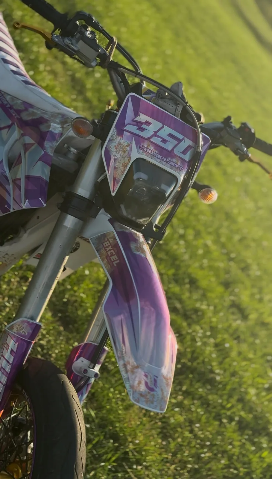 Front view of the Husqvarna FE 350 with number plate 350
