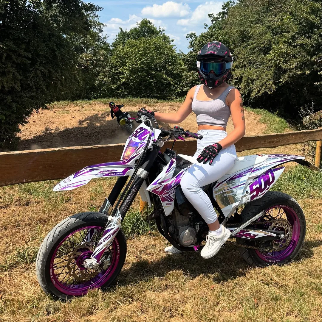 Karolina auf ihrer lila KTM