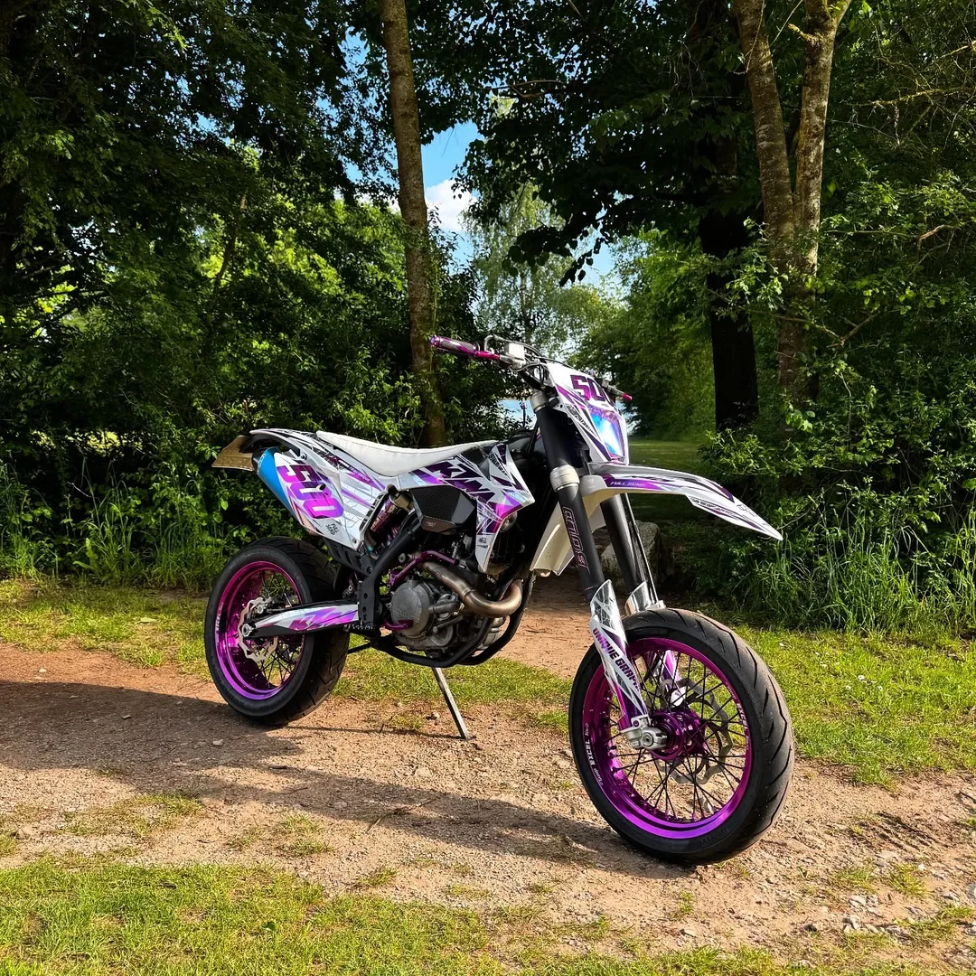 Die lila KTM mit holografischem Dekor